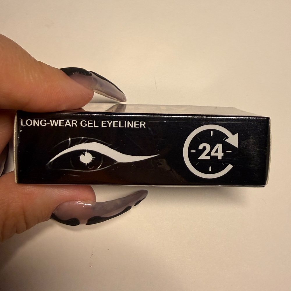 Long-Wear Gel Eyeliner - Black - Picture 2 of 3